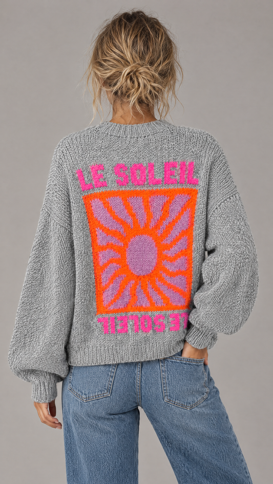 Pullover „Soleil“ in Grau – Rückenansicht mit großem Sonnenmotiv
