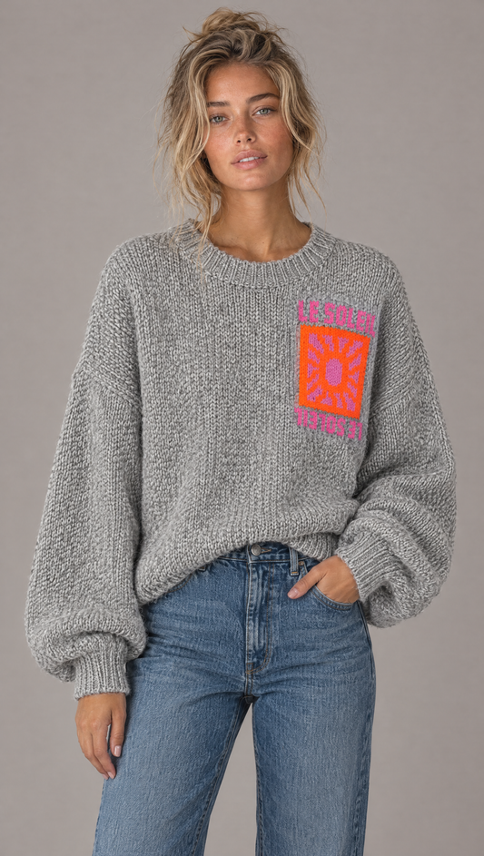 Pullover „Soleil“ in Grau – Model trägt die Einheitsgröße, Vorderansicht