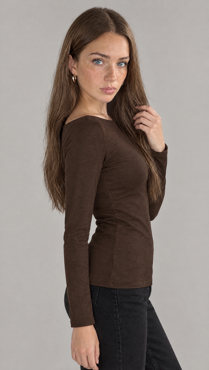 Longsleeve „Lotta“ in Schoko-Braun – Model trägt die Einheitsgröße