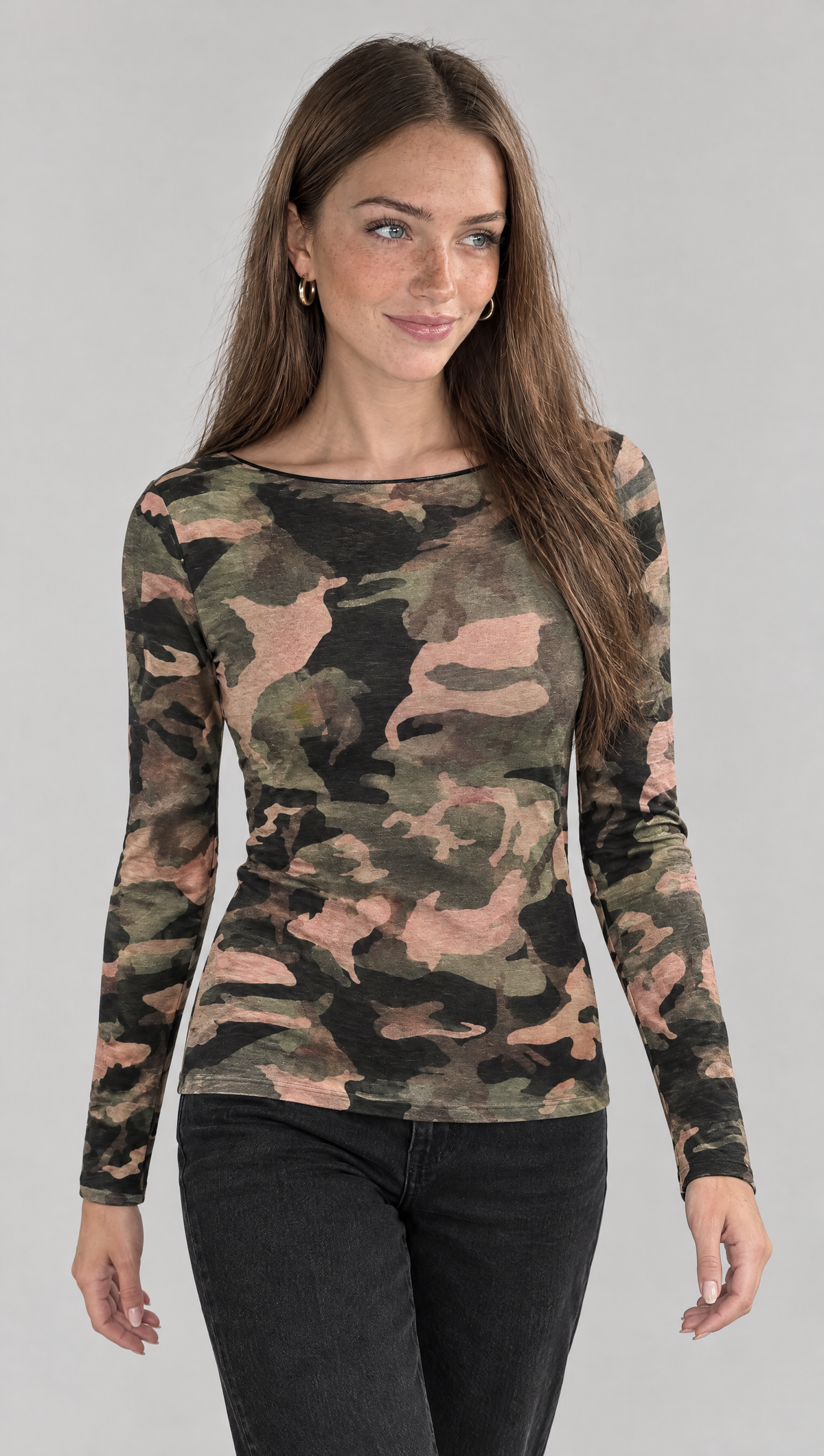 Longsleeve „Lotta“ in Camouflage – Model trägt die Einheitsgröße