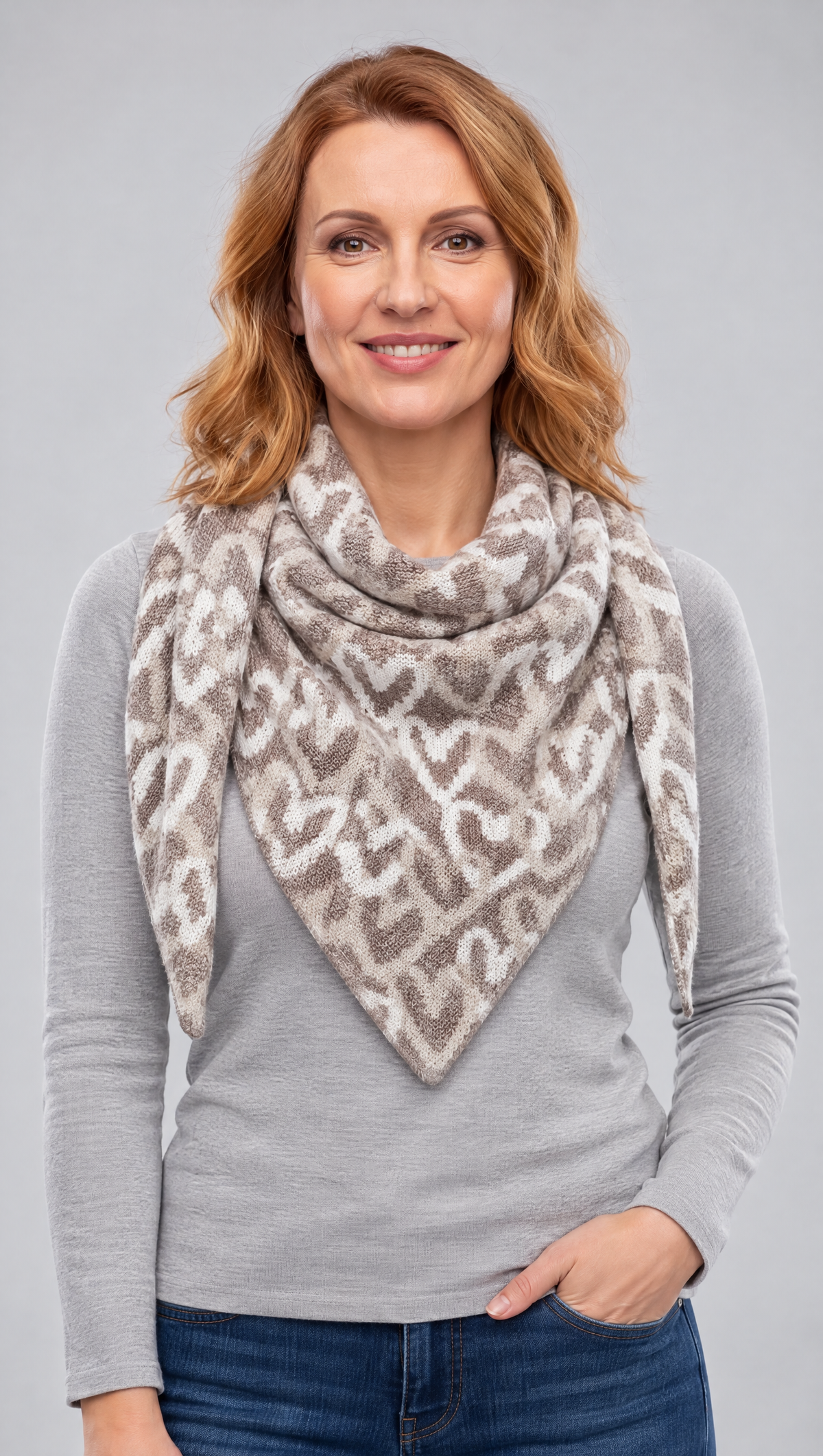 Dreiecksschal Herta in Beige – Try-on