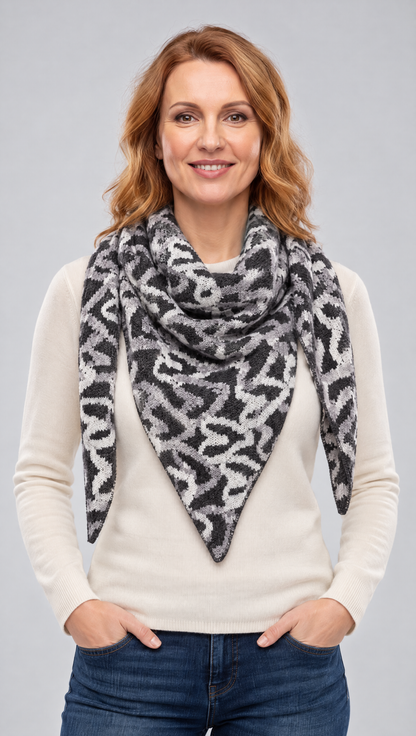 Dreiecksschal Herta in Coffee – Try-on