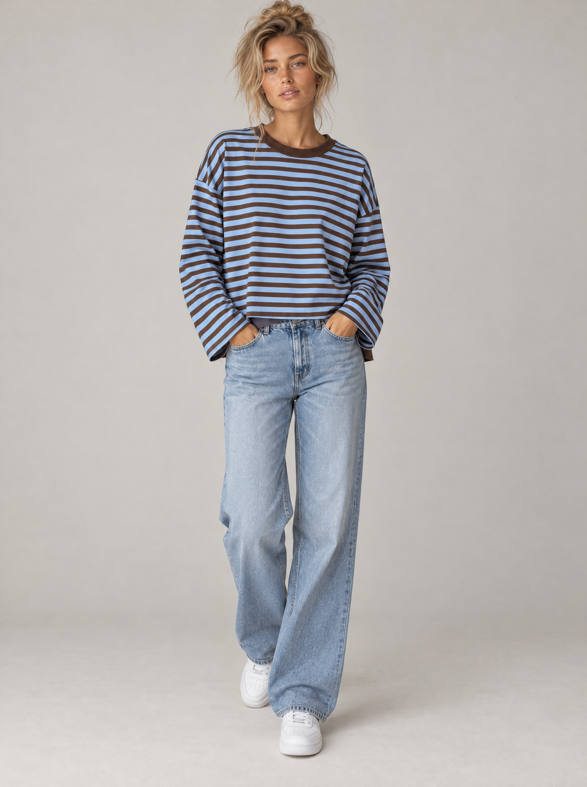 Ringelshirt Ella in Hellblau-Schokobraun – Try-on ganze Figur