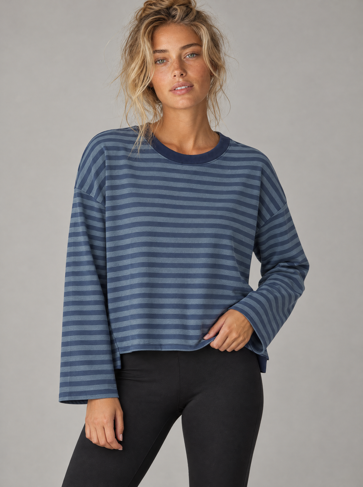 Ringelshirt Ella in Dunkelblau-Navy – Try-on Oberkörper