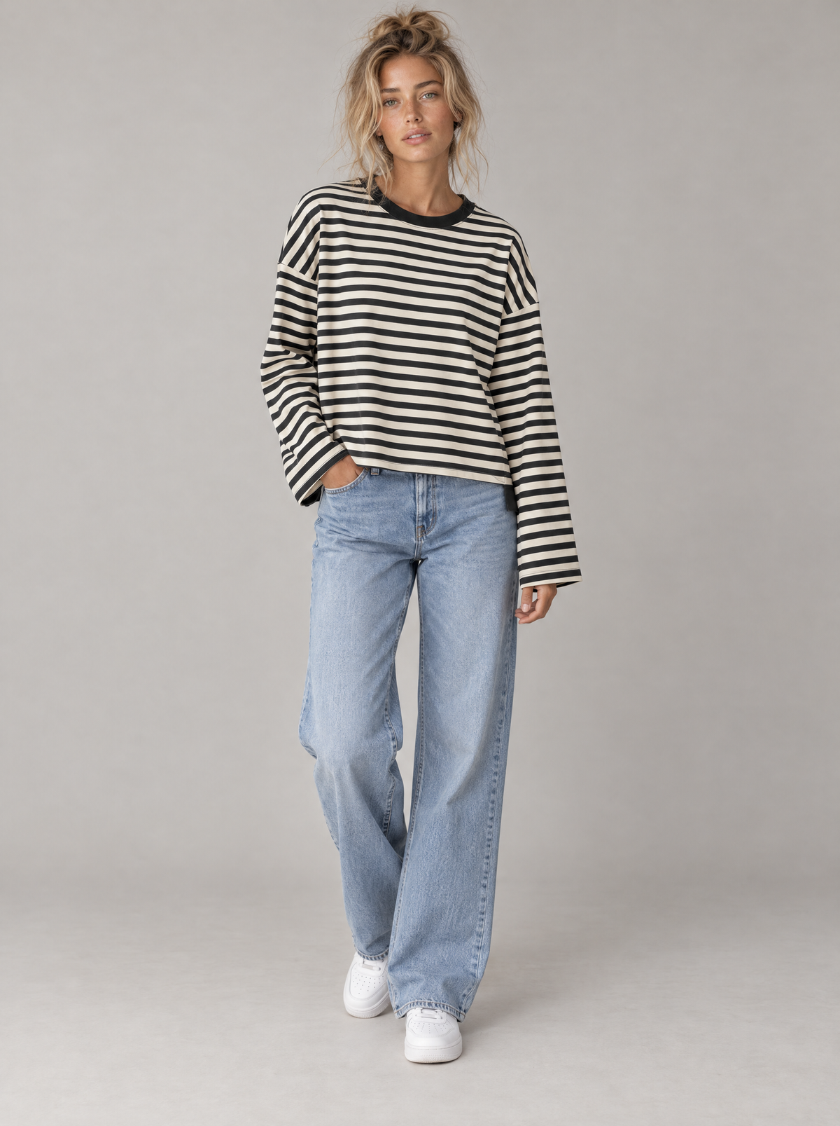 Ringelshirt Ella in Schwarz-Weiß – Try-on ganze Figur