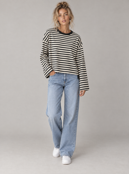 Ringelshirt Ella in Schwarz-Weiß – Try-on ganze Figur