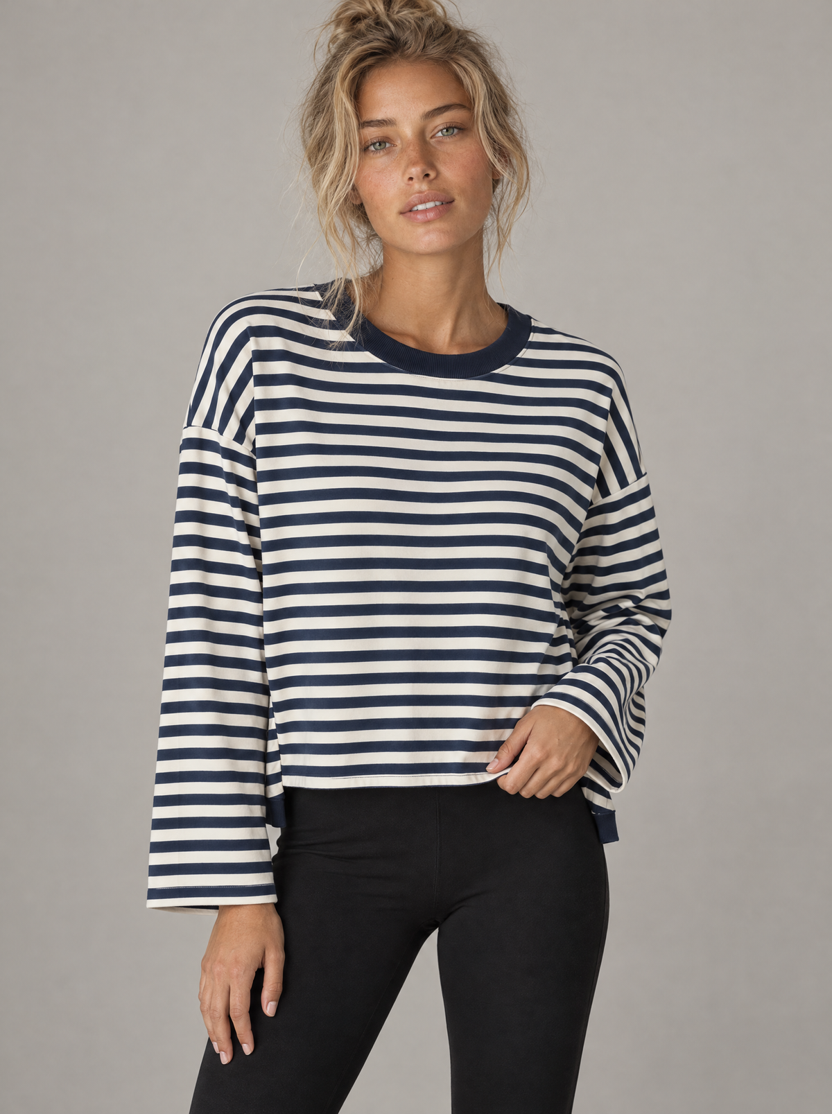 Ringelshirt Ella in Dunkelblau-Creme – Try-on Oberkörper