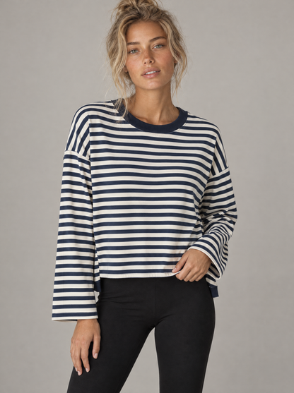 Ringelshirt Ella in Dunkelblau-Creme – Try-on Oberkörper