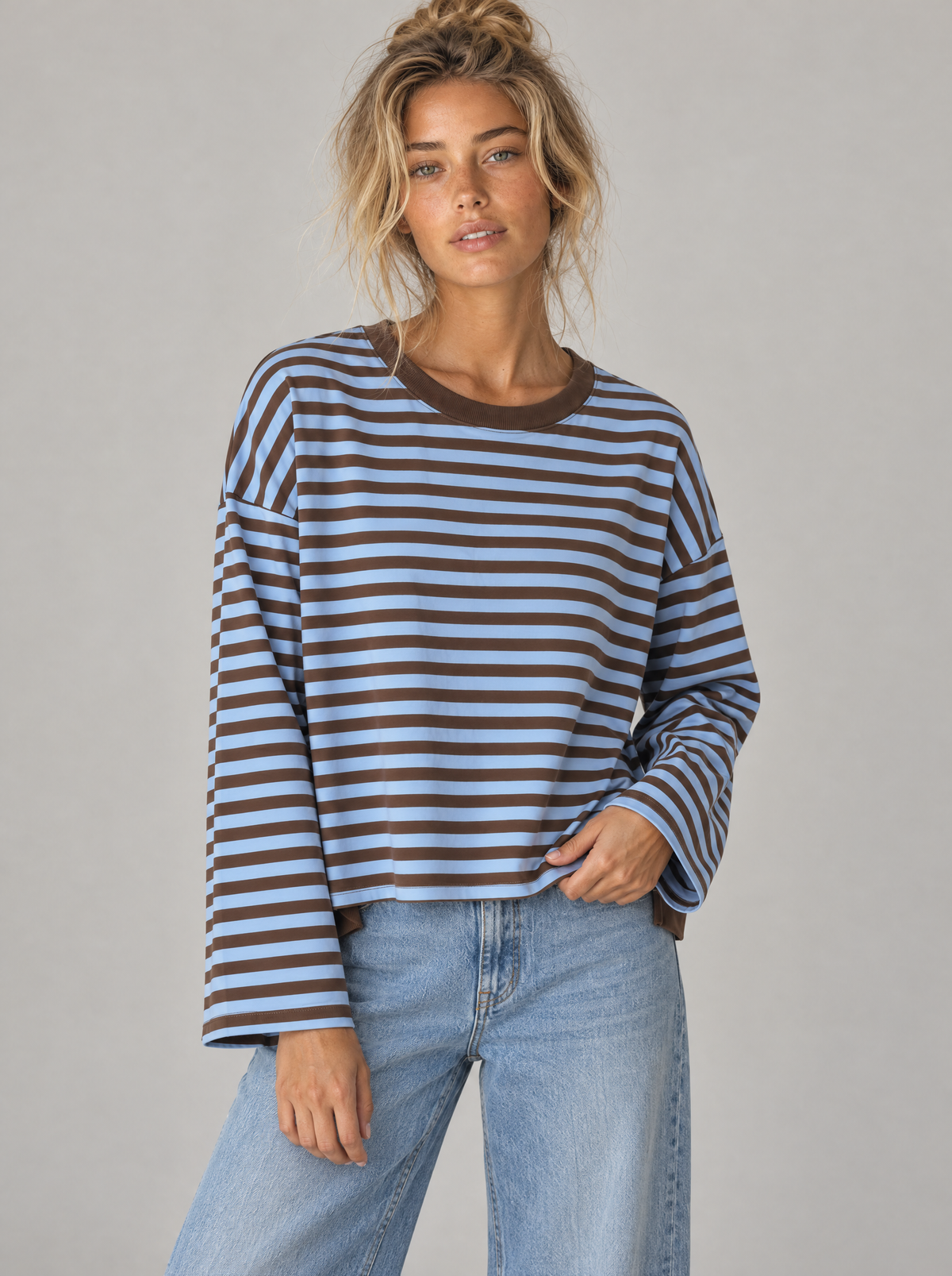 Ringelshirt Ella in Hellblau-Schokobraun – Try-on Oberkörper