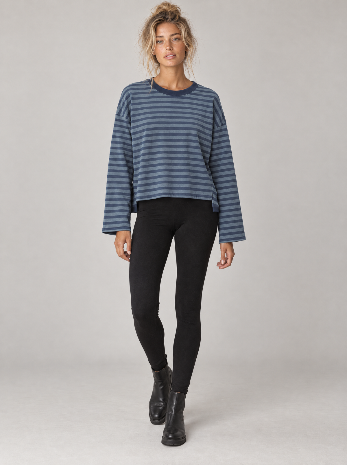 Ringelshirt Ella in Dunkelblau-Navy – Try-on ganze Figur