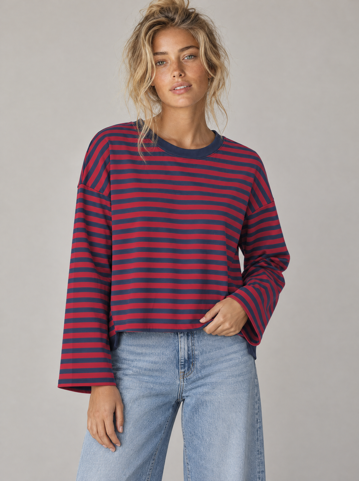 Ringelshirt Ella in Dunkelblau-Rot – Try-on Oberkörper
