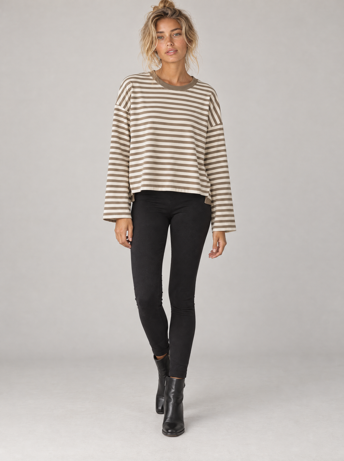 Ringelshirt Ella in Beige-Braun – Try-on ganze Figur