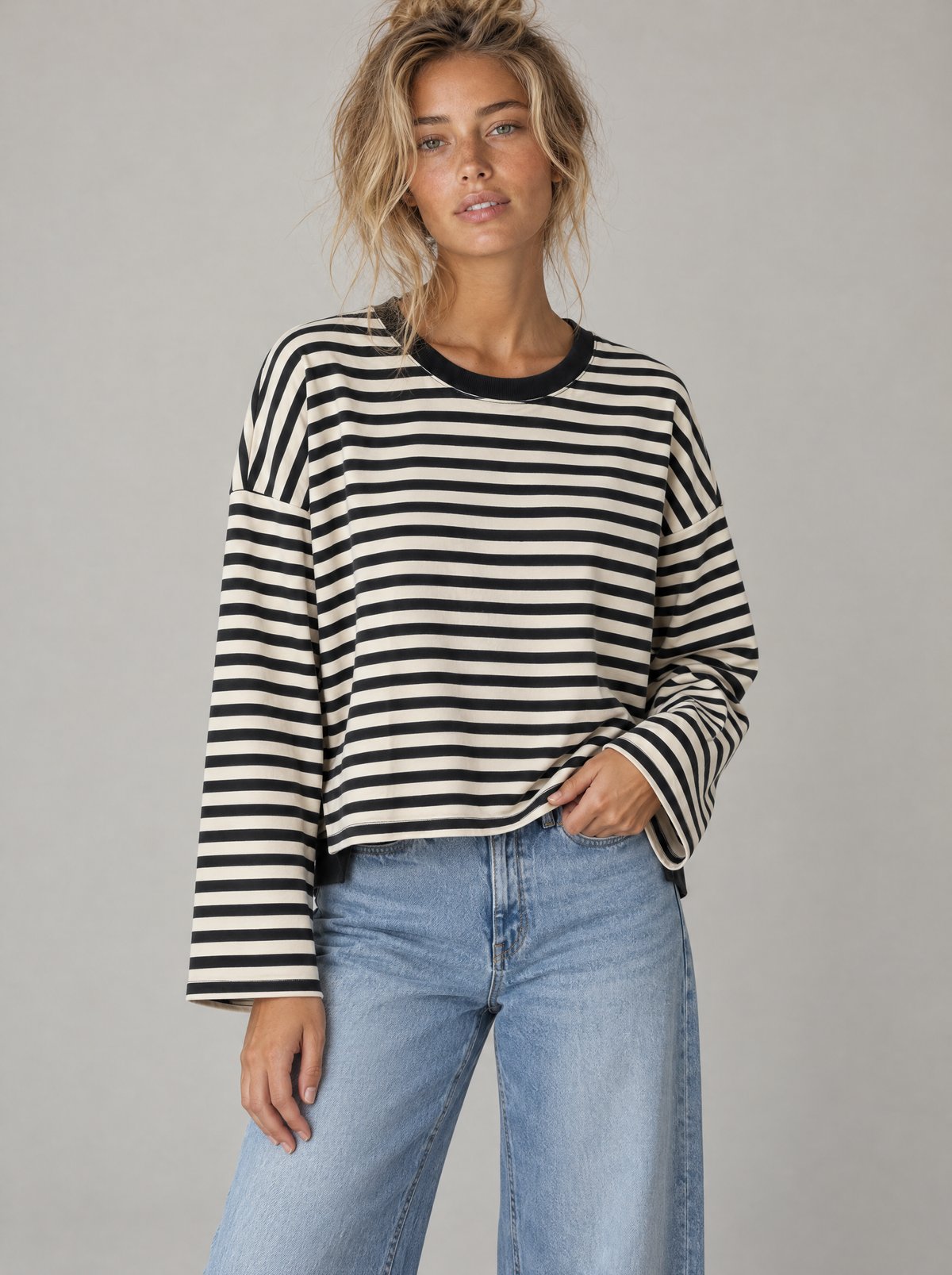 Ringelshirt Ella in Schwarz-Weiß – Try-on Oberkörper