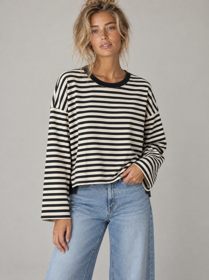 Ringelshirt Ella in Schwarz-Weiß – Try-on Oberkörper