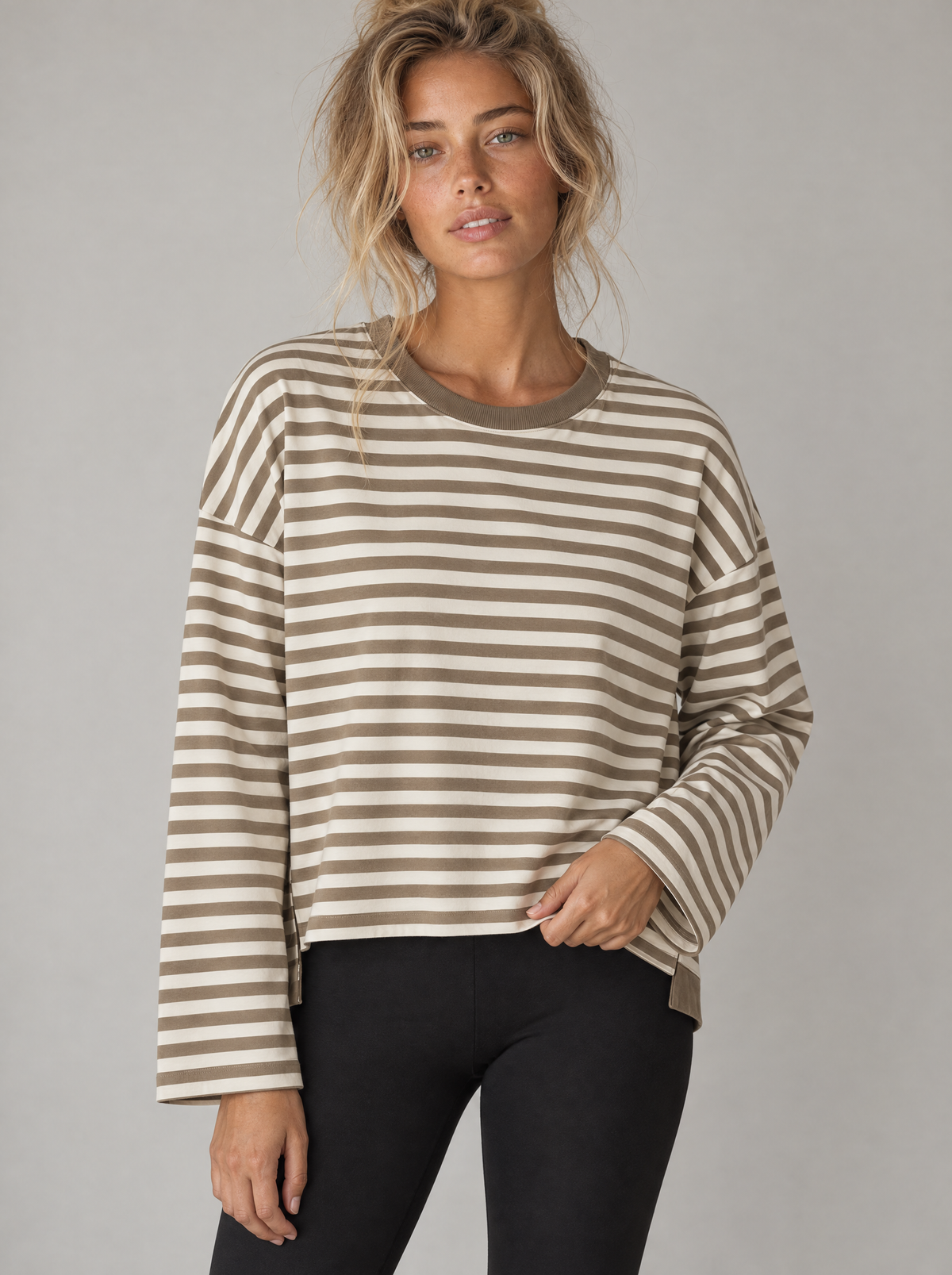 Ringelshirt Ella in Beige-Braun – Try-on Oberkörper