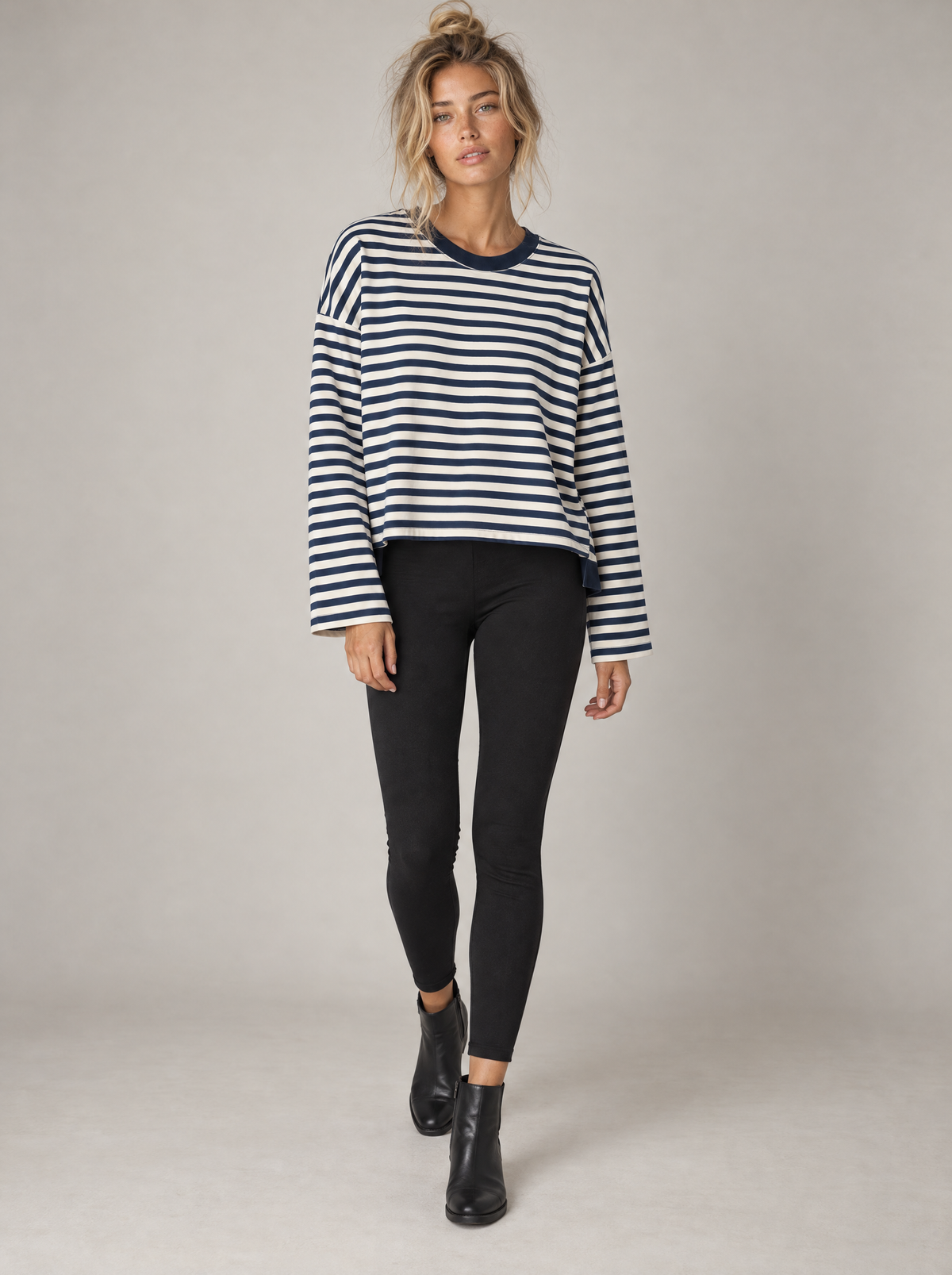 Ringelshirt Ella in Dunkelblau-Creme – Try-on ganze Figur