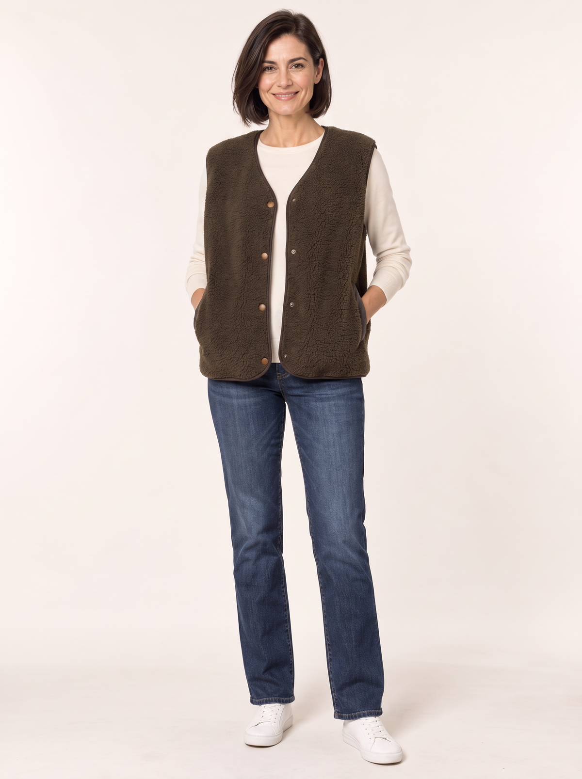 Teddyweste Frieda in Schokobraun – Try-on